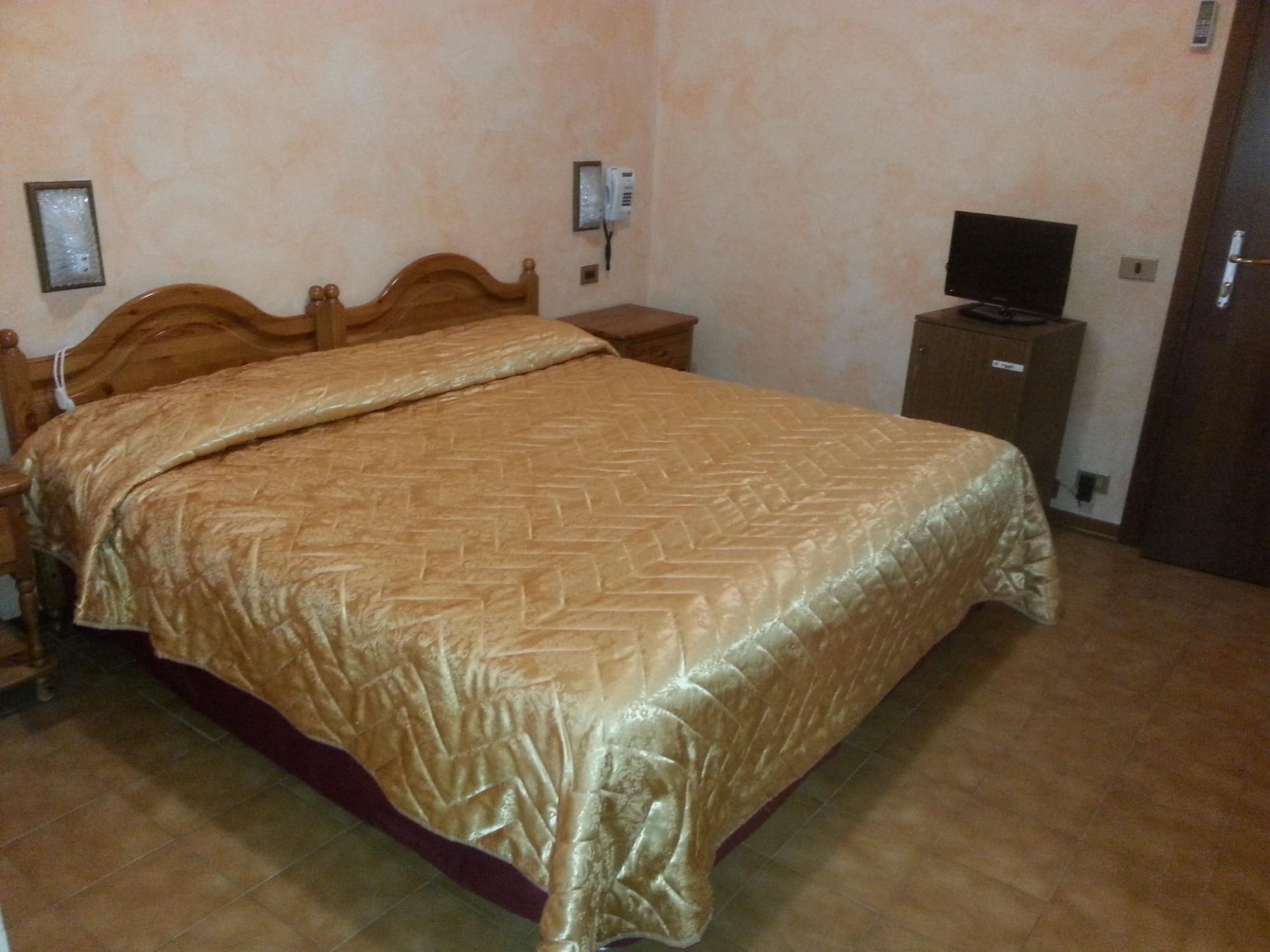 Hotel Belvedere Сан-Дзено-ди-Монтанья Экстерьер фото